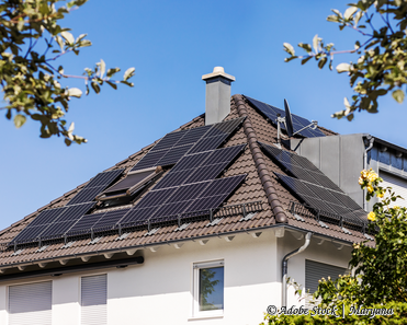 Bei den Photovoltaik-Kosten spielen Faktoren wie Modulauswahl, Speicher und Dachgegebenheiten eine entscheidende Rolle.