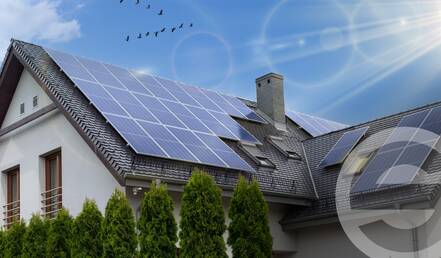 Photovoltaik-Anlage auf einem Hausdach.