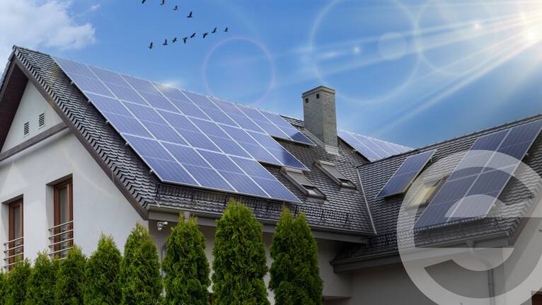 Photovoltaik-Anlage auf einem Hausdach.