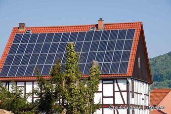 Nutzen Sie die Dachsanierung zur Installation Ihrer PV-Anlage.