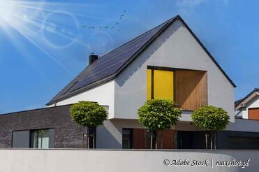 Niedrigenergiehaus mit Solar-Panels.