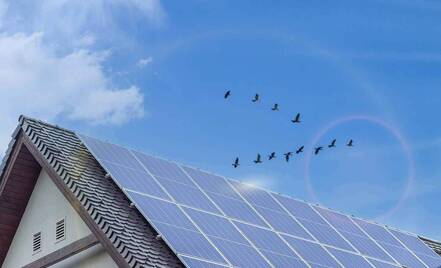 Großzügige Solaranlage auf einem Einfamilienhaus.
