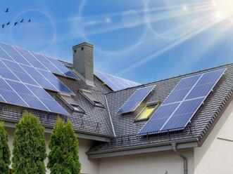 Photovoltaik-Anlage auf einem Hausdach.