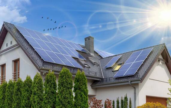 Photovoltaik-Anlage auf einem Hausdach.