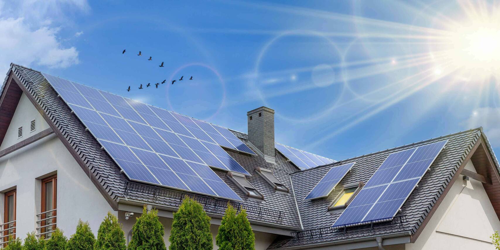 Photovoltaik-Anlage auf einem Hausdach.
