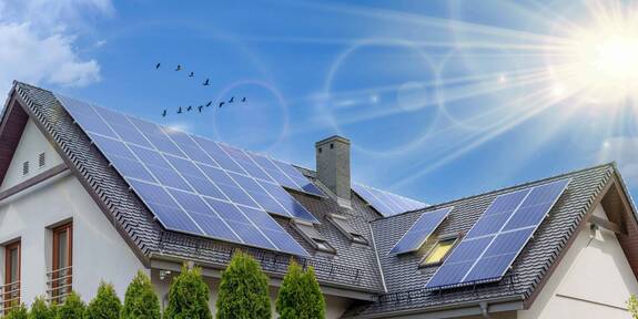 Photovoltaik-Anlage auf einem Hausdach.