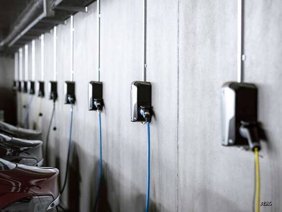 Firmenparkplatz mit Ladestationen