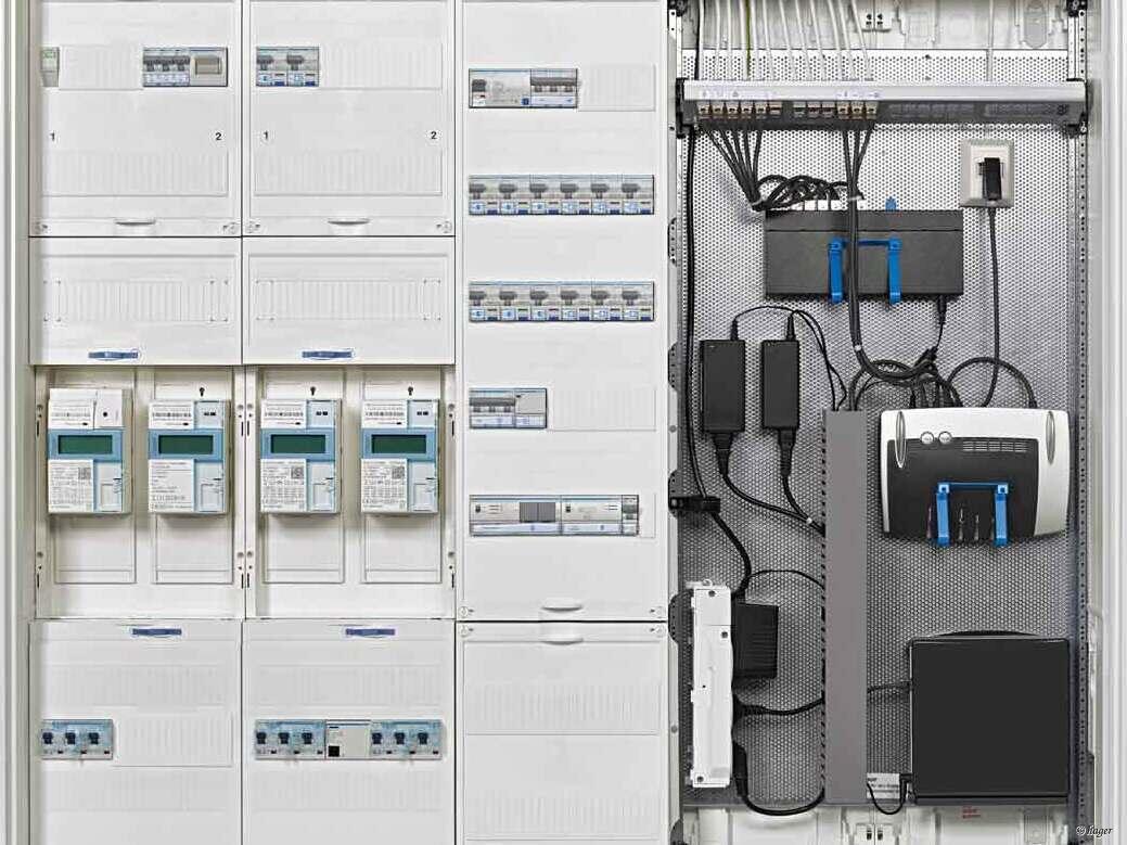 Zählerschrank - mit Multimediafeld zur Technikzentrale ausgebaut. Zählerschrank - mit Multimediafeld zur Technikzentrale ausgebaut.
