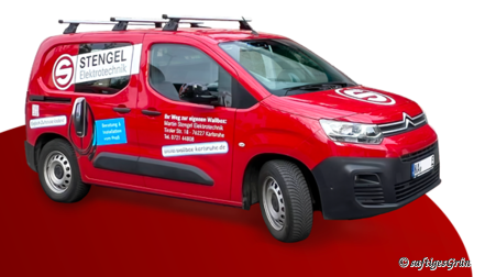 Servicewagen unterwegs zur Wallbox-Installation beim Kunden vor Ort. Servicewagen unterwegs zur Wallbox-Installation beim Kunden vor Ort.